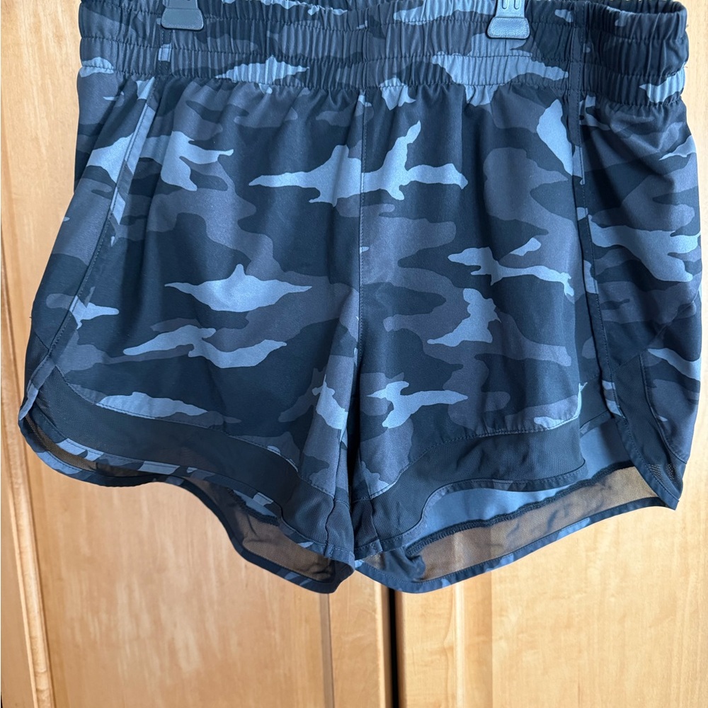 Athleta Black Camo Racer Run Shorts 4”